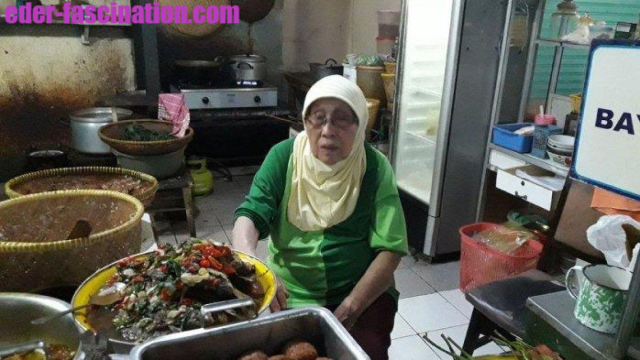 Warung Makan Biasa Viral Karena Dimasak Langsung oleh Nenek Berusia 98 Tahun
